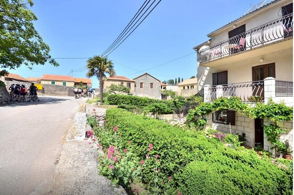 Apartments Vrisnik Jelsa  Zewnętrze zdjęcie